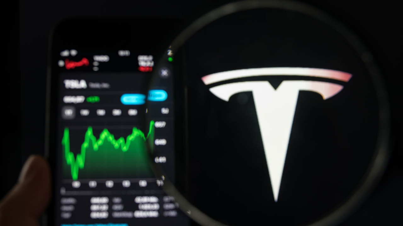 Tesla hisseleri geçen yıl Kasım’da ulaştığı rekor seviyenin yüzde 50 altına düştü