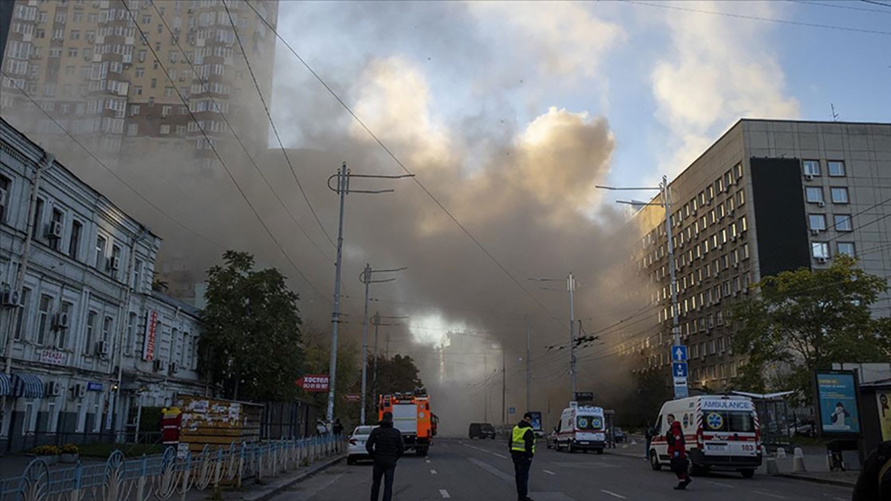 Ukrayna'nın başkenti Kiev peş peşe patlama sesleriyle sarsıldı