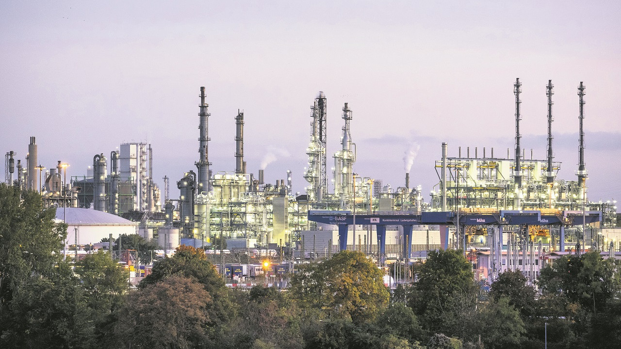 BASF’a ait kimyasal tesisi Ludwigshafen otomobilden diş macununa kadar birçok imalatçının kilit tedarikçisi ve Alman kimya sektörünün dinamosu durumunda.