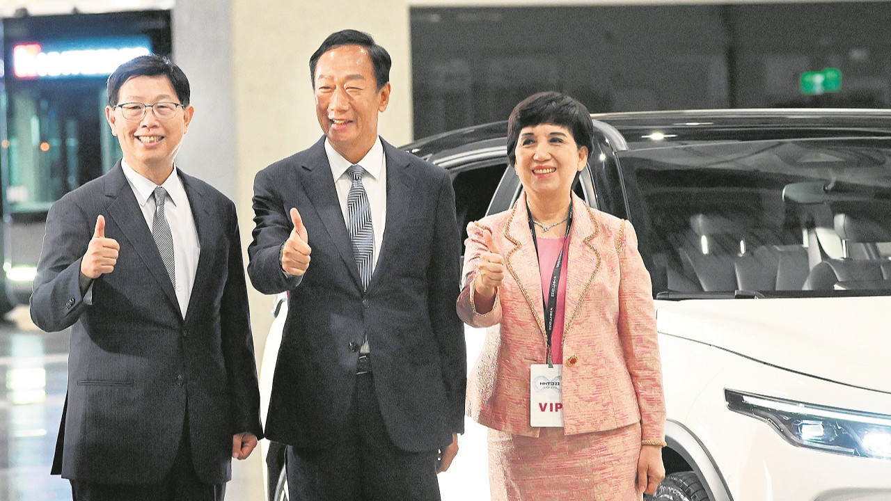 Foxconn Technology Group’un kurucusu Terry Gou (ortada) CEO ve yönetim kurulu başkanı Liu Young-way (solda) Taipei’deki elektrikli otomotiv lansmanında. ( Sam Yeh/AFP via Getty Images