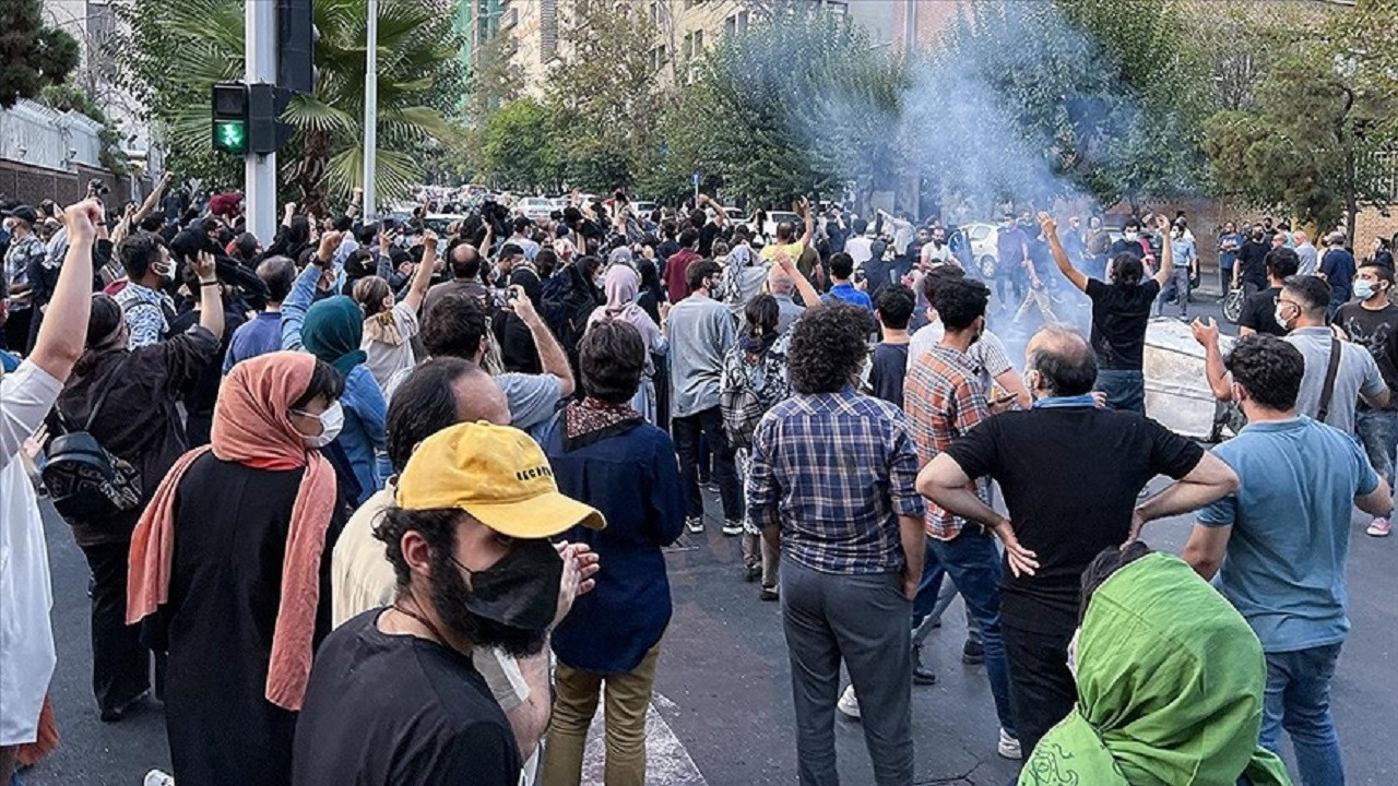 İran'da Mahsa Emini'yi anma töreni sonrası polisle bazı göstericiler çatıştı