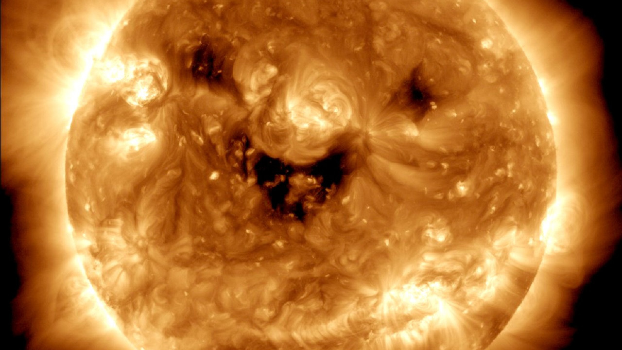 NASA, güneşin gülümseyen görüntüsünü yakaladı
