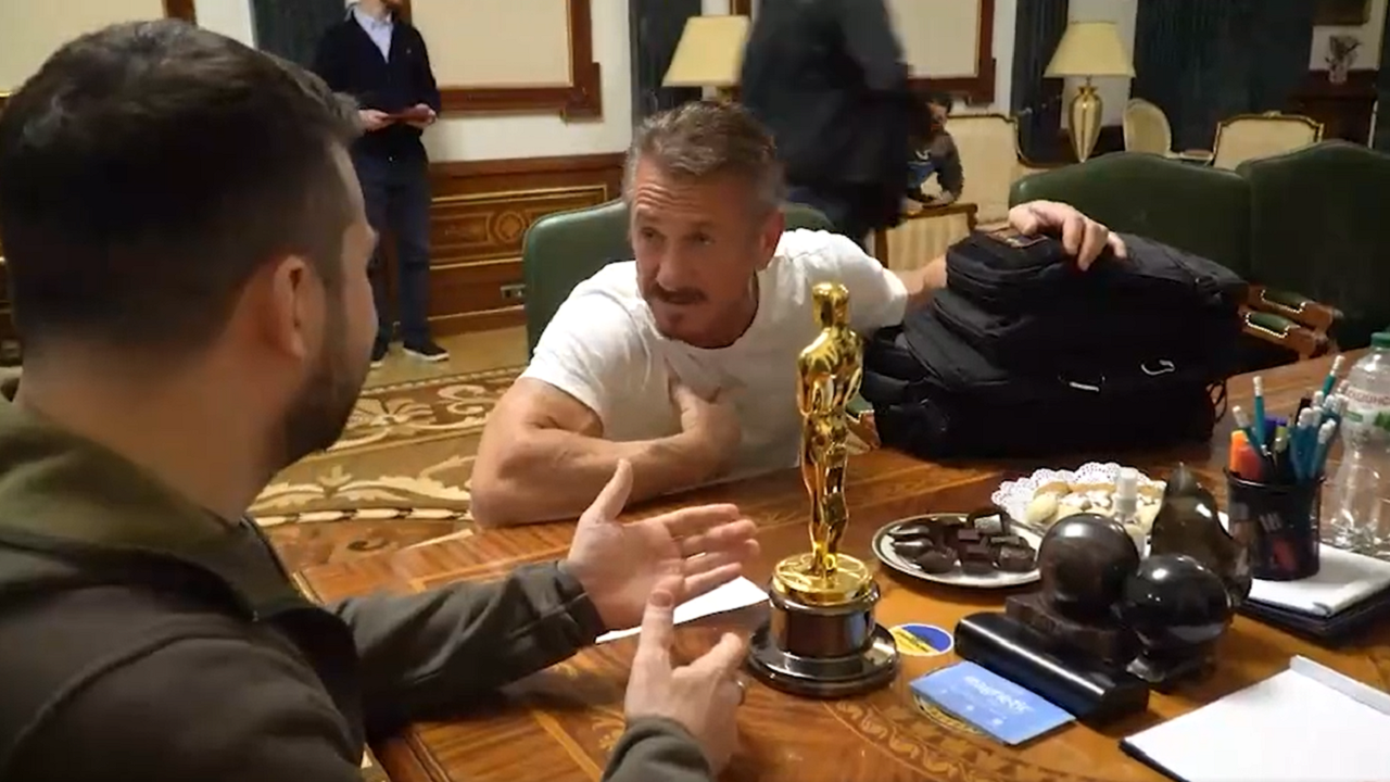 Sean Penn, Oscar ödülünü Zelenskiy'e verdi: Zafere kadar Ukrayna'da kalacak