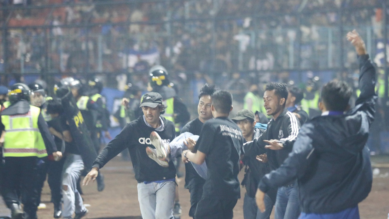Endonezya'daki futbol faciası soruşturulsun talebiyle gösteri düzenlendi