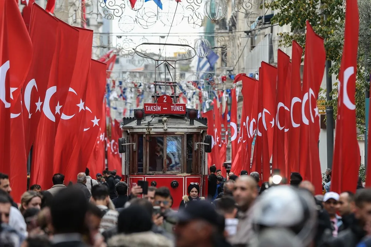 İstiklal Caddesi Türk bayraklarıyla donatıldı