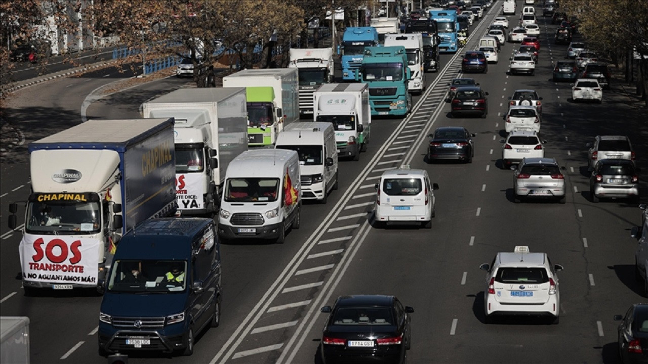 İspanya'da enerji krizinden etkilenen kamyoncular greve başladı