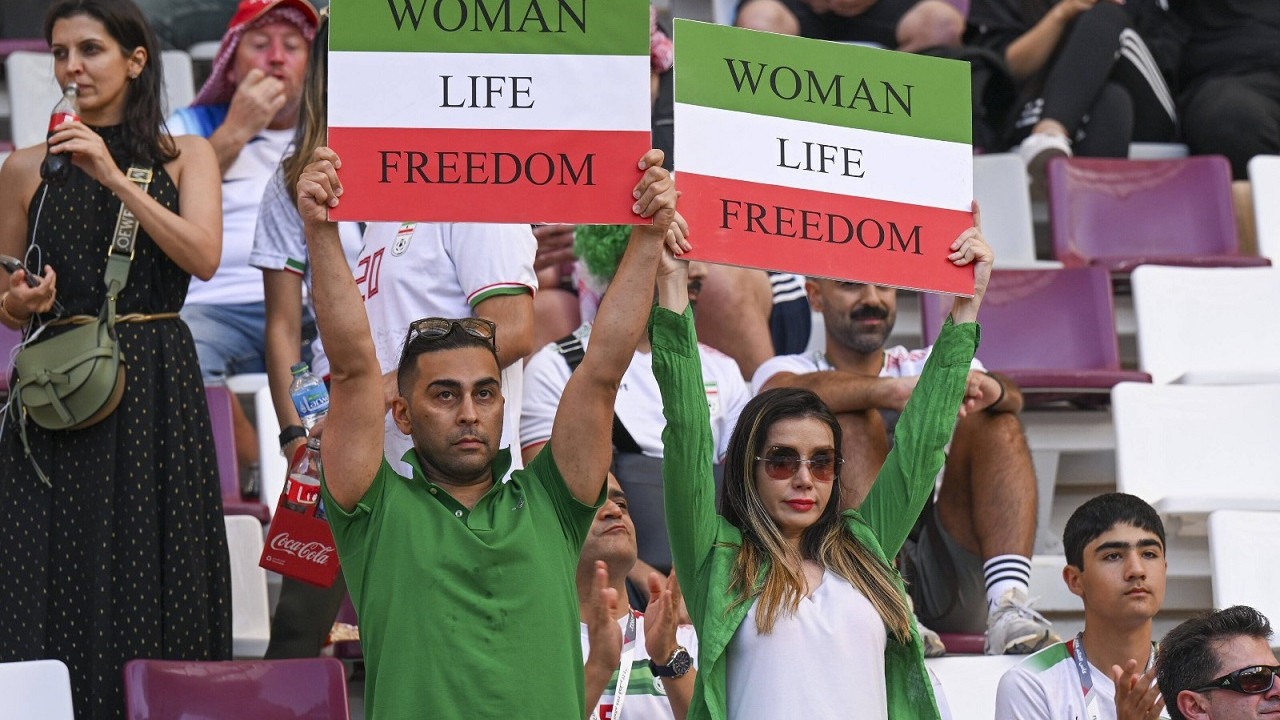 İranlı futbolcular 2022 Dünya Kupası'ndaki karşılaşmaları öncesinde milli marşlarını okumadı