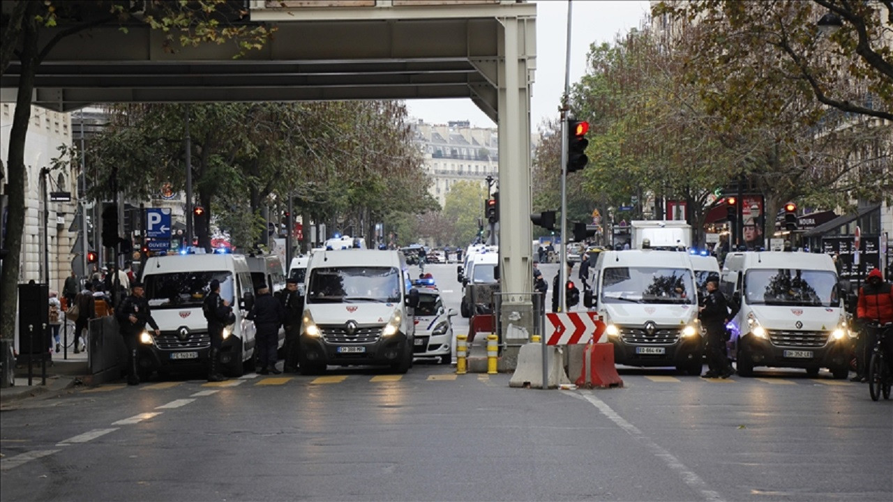 Fransa'da hakim, avukat ve katipler greve gitti
