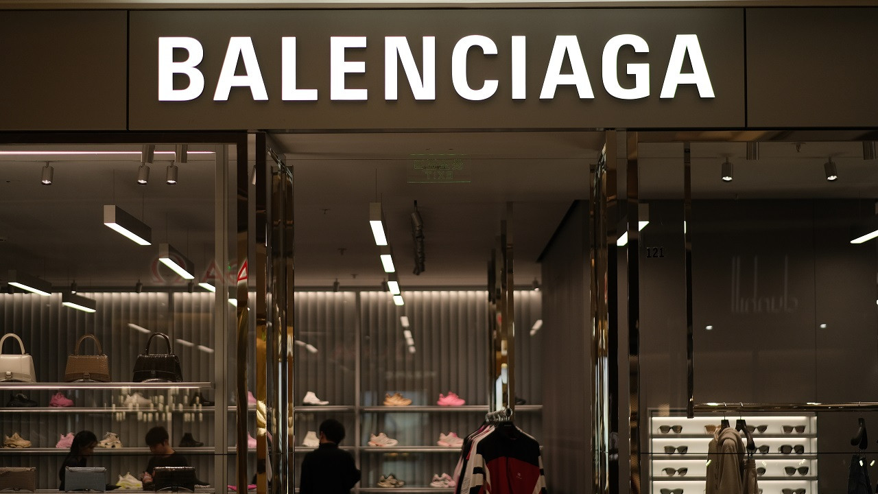 Balenciaga, tepki çeken reklam kampanyası nedeniyle özür diledi