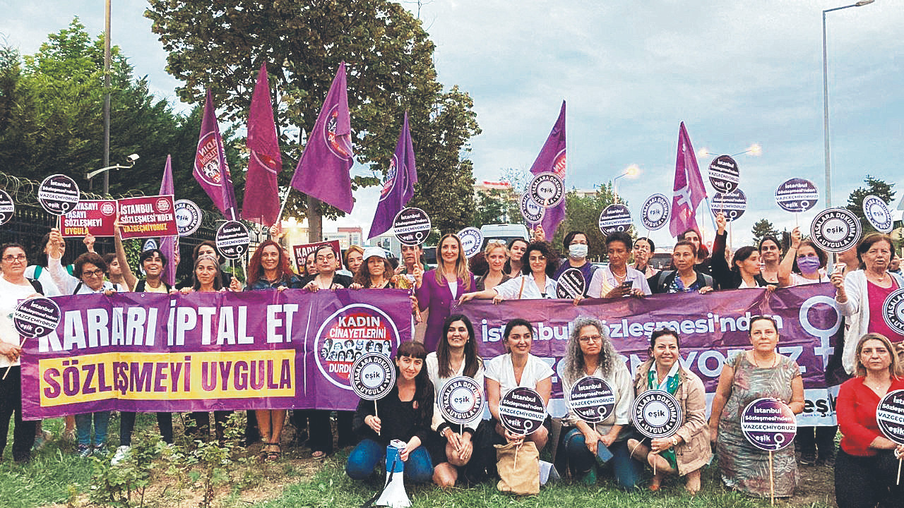 Aktivistler, İstanbul Sözleşmesi’nin yürürlükten kaldırılmasını farklı ortamlarda protesto ediyor