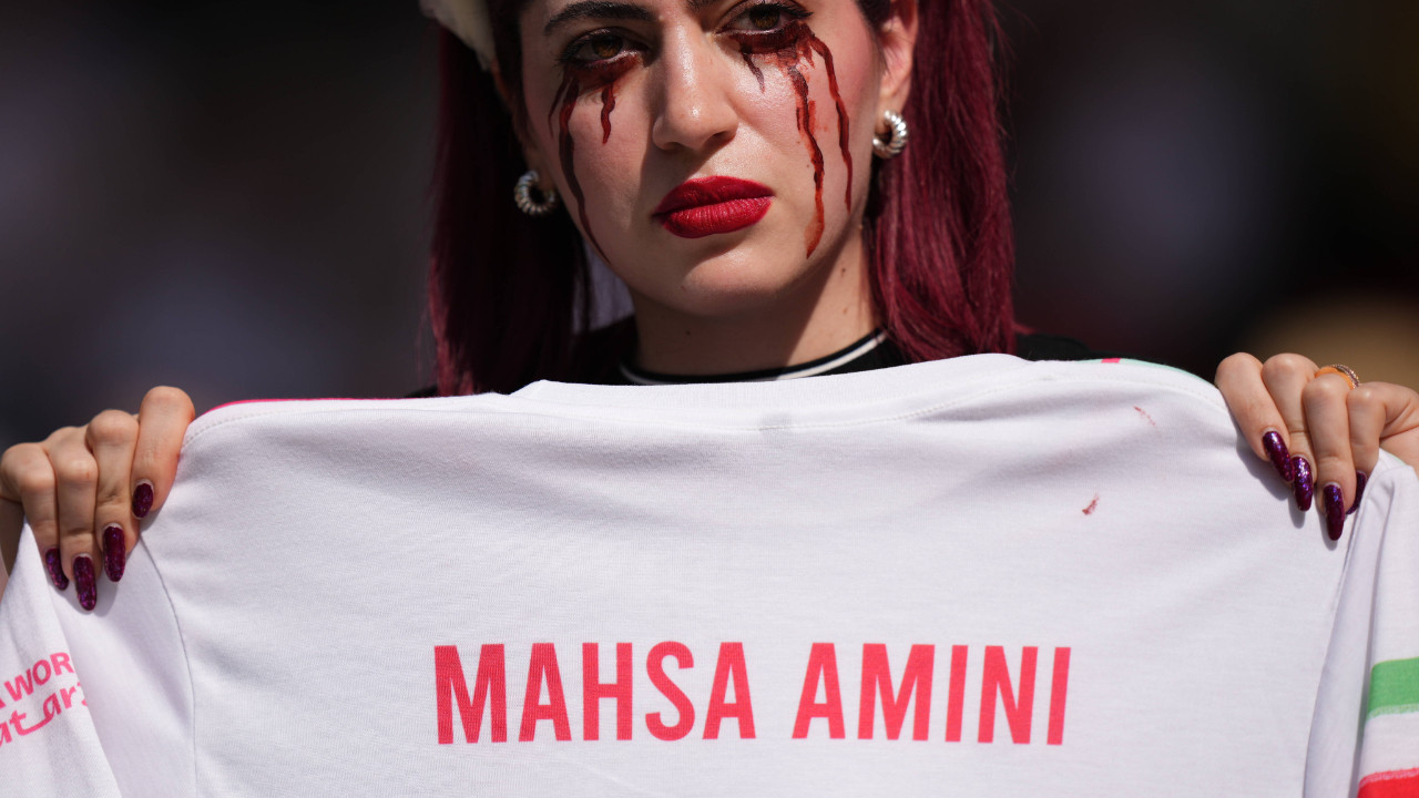 İran-Galler maçına gelen bazı taraftarlar, yüzlerini boyayarak Mahsa Amini'nin adını taşıyan tişörtlerle protestoları sürdürdüler