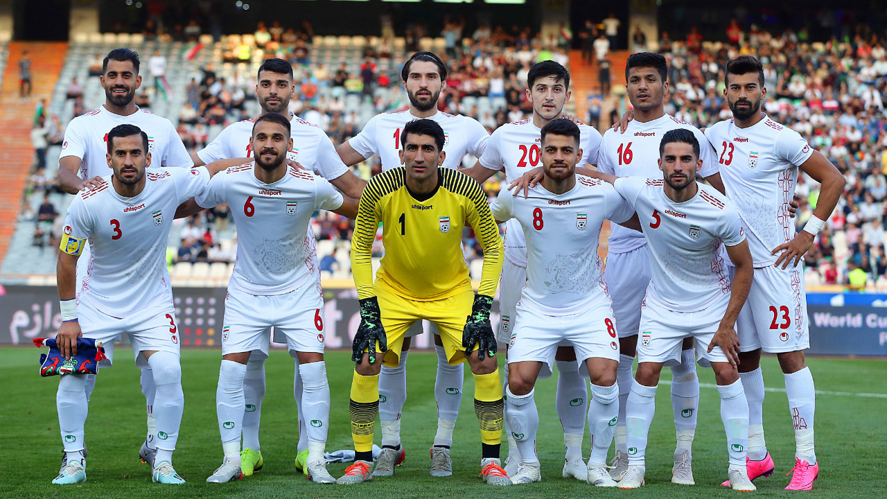İranlı futbolcular milli marşı tribünlerle birlikte söyledi