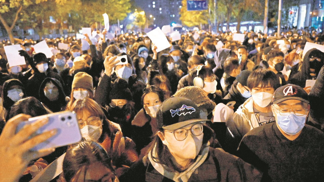 Sağlık çalışanlarının Pekin’deki yürüyüşünden- Noel CelIs/AFP via Getty image