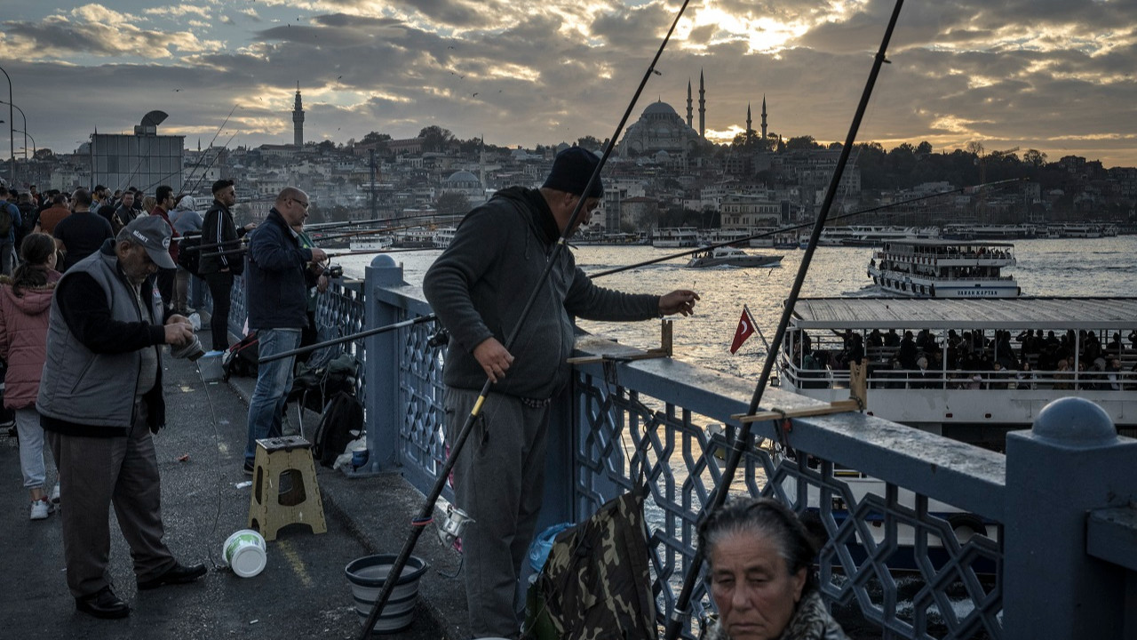 19 Kasım 2022'deki İstanbul'daki Galata Köprüsü'nden olta atan balıkçılar. Türkiye'de yıllık enflasyon, Cumhurbaşkanı Erdoğan'ın yeniden aday olmasına az bir süre kala on yılların en yüksek seviyesine ulaştı. (Sergey Ponomarev/New York Times)