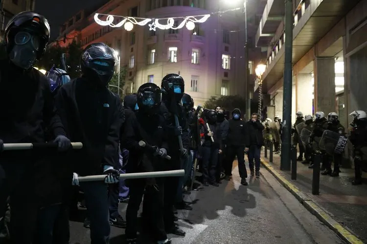 2008'de polisin öldürdüğü genci anma yürüyüşünde olay çıktı
