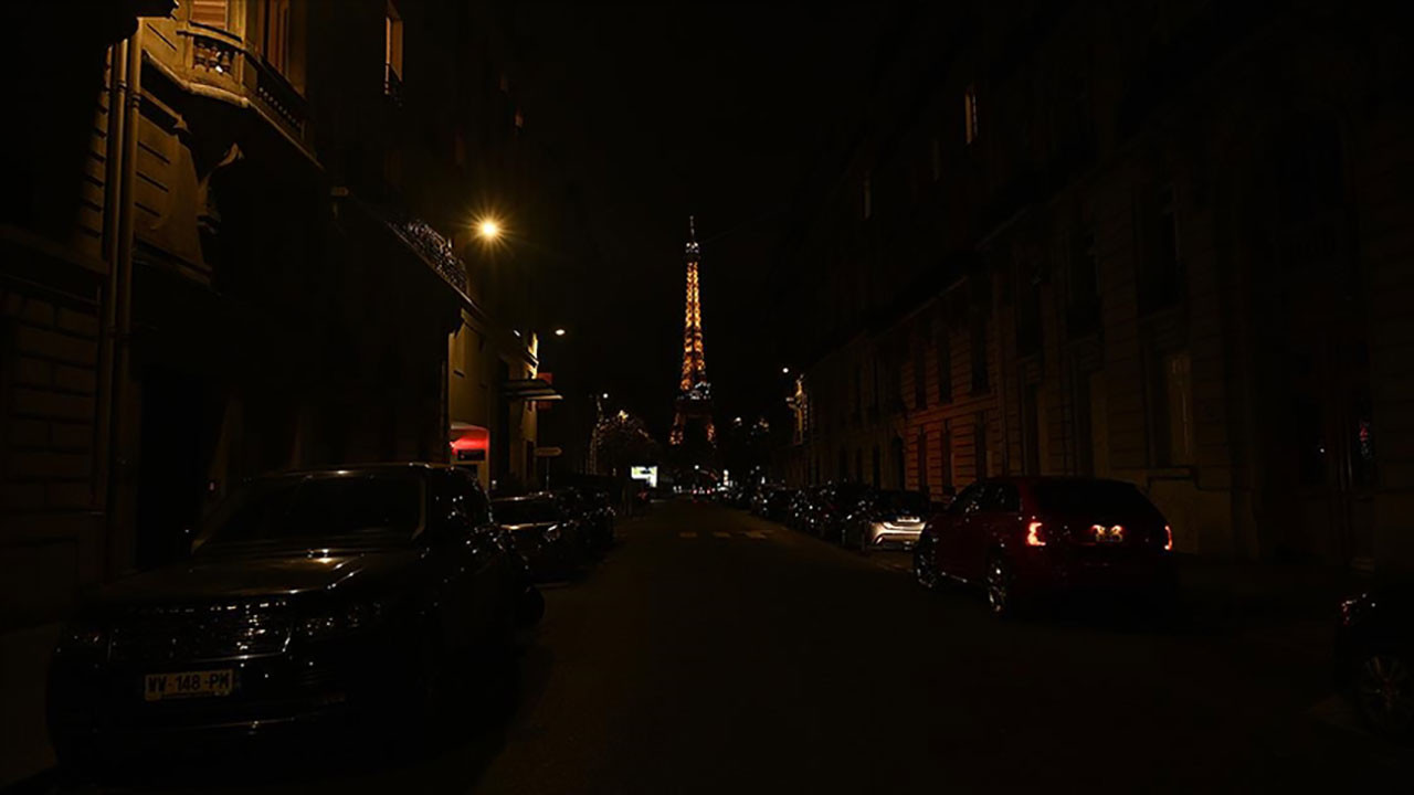 Paris'te karanlığa büründü