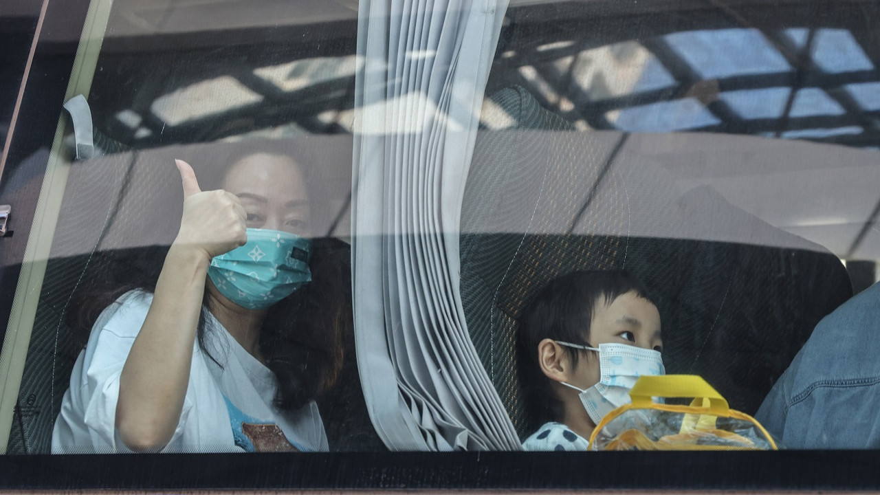 Hong Kong, yurt dışından gelenlere sağlık kontrolünü kaldırıyor