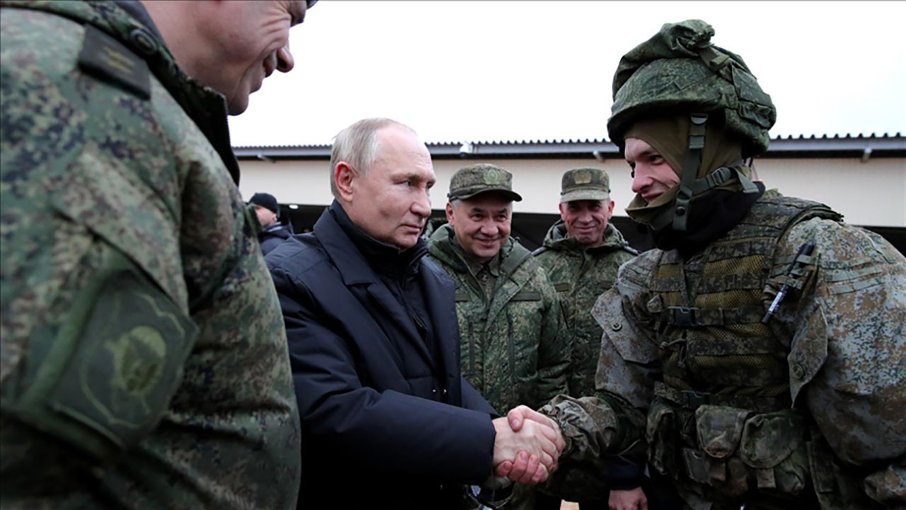 Putin askeri birliklerin ortak karargahında