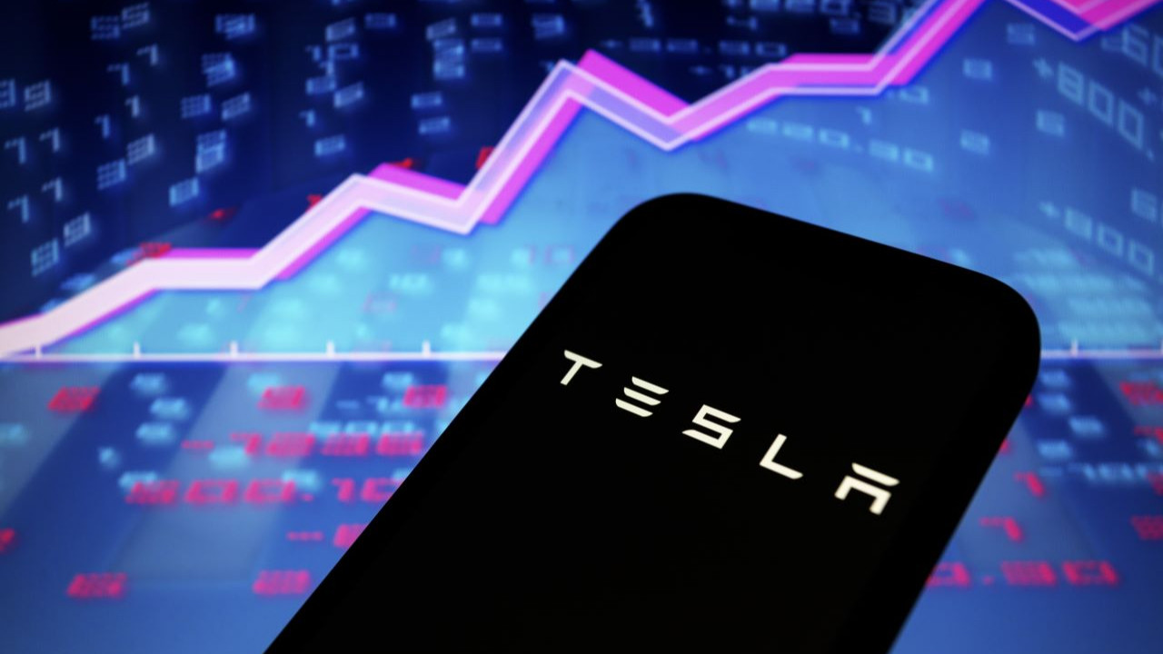 Tesla hisseleri, Musk'ın Twitter yöneticiliğini bırakmasının istenmesinin ardından yükseldi