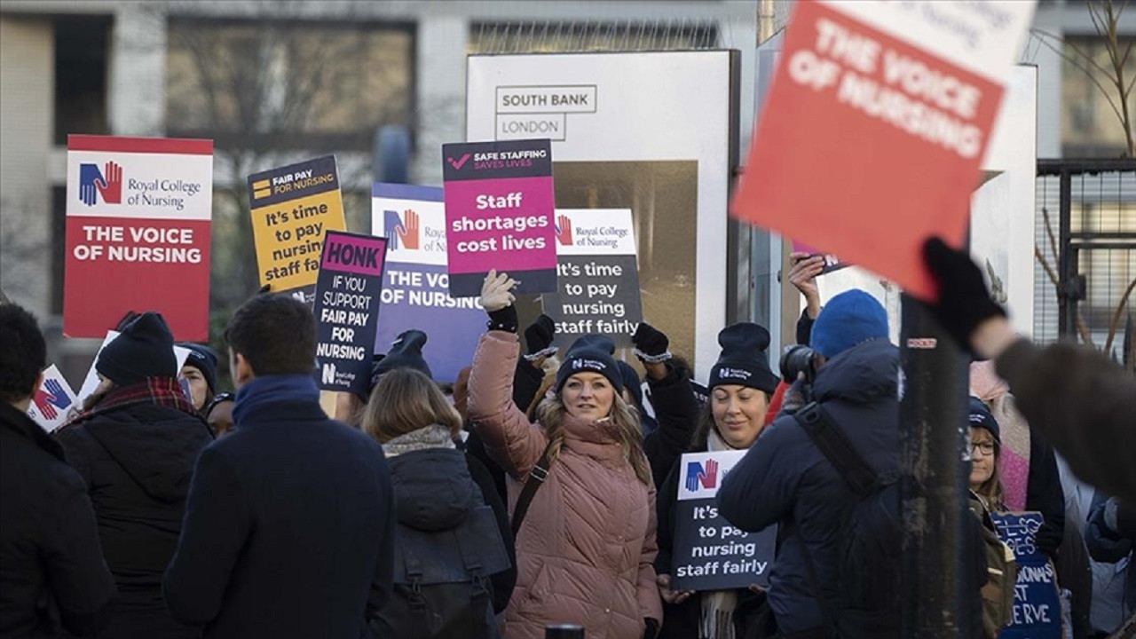 Hükümetle uzlaşamayan İngiliz hemşireleri ikinci kez günlük greve gitti