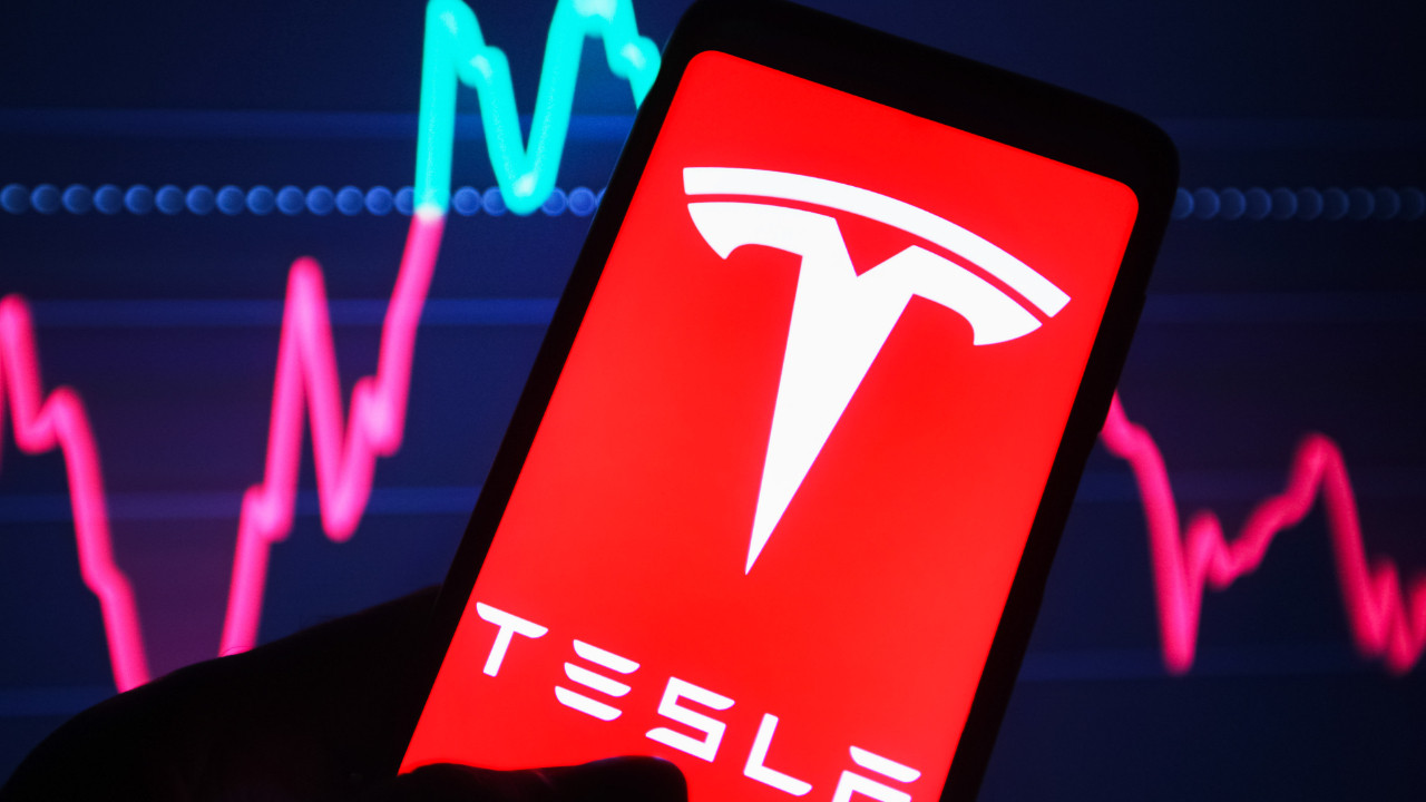 Musk iki yıl boyunca Tesla hissesi satmayacağına söz verdi