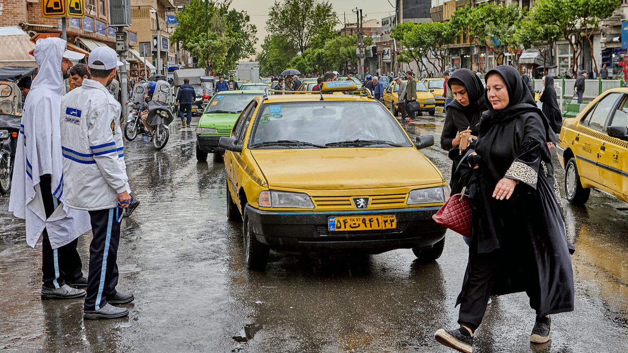 İran'da otomobilde başörtüsü denetimi yeniden başladı