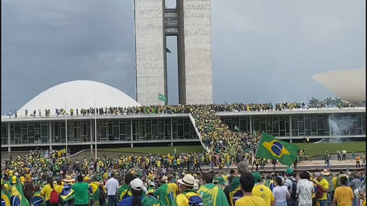Brezilya'da, Kongre baskınında ihmali olduğu gerekçesiyle ordu komutanı görevden alındı