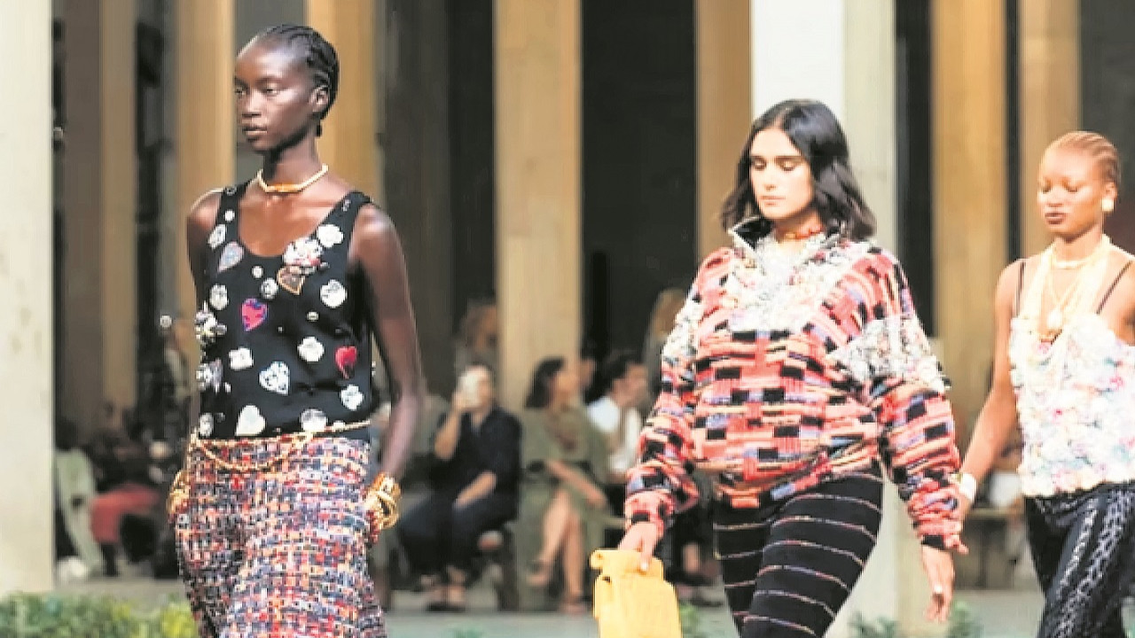 Chanel’s’in 2022 Aralık’taki Dakar’daki Métiers d’Arts defilesinden.