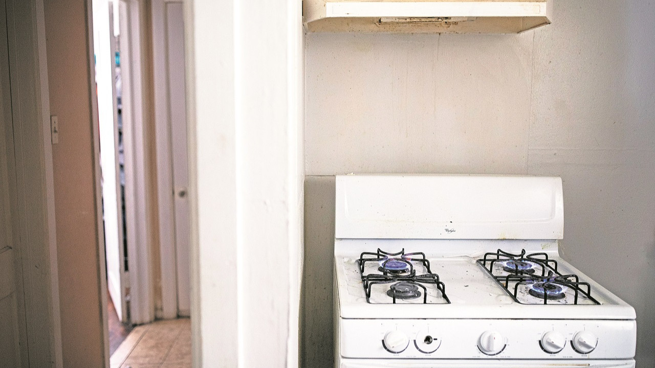Gazlı ocaklı evlerde davlumbaz açılmalı, mutfak havalandırılmalı (Fotoğraf: Tamir Kalifa/The New York Times)