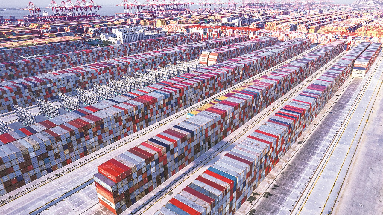 Çin’in Şangay limanından güncel bir görünüm… Çin ile Batı arasındaki ticaret ve yatırımda belli bir kopuş olacağı doğru. Ancak gerçek bir kopuş sadece ekonomik olarak değil siyaseten de uzak ihtimal ve aptalca görünüyor (Fotoğraf: Getty Images)
