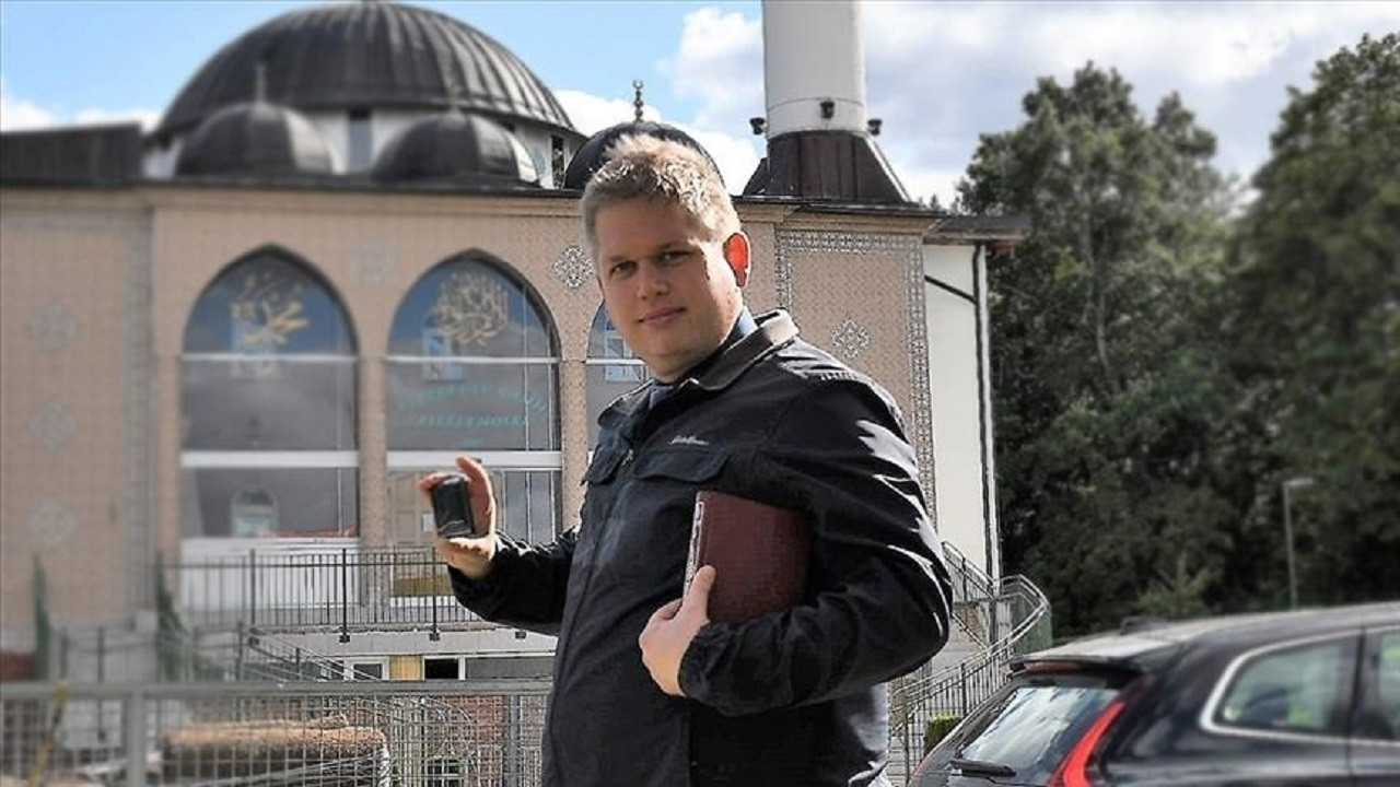 Aşırı sağcı Rasmus Paludan, İsveç'te Stockholm Türk Büyükelçiliği önünde Kuran-ı Kerim yaktı