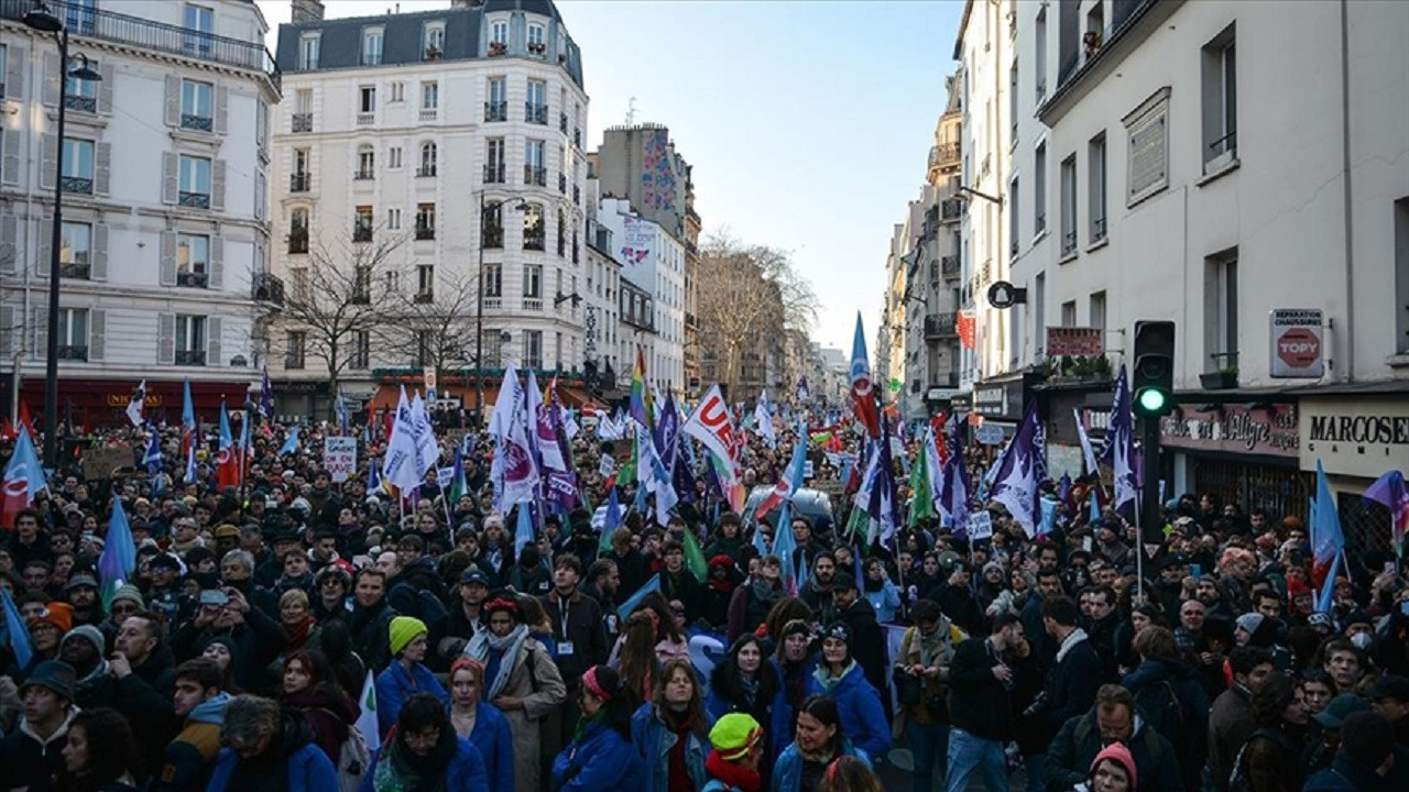 Paris’te gençler hükümetin emeklilik reformuna karşı yürüdü