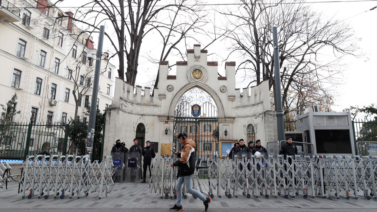 İsveç'in İstanbul Başkonsolosluğu camına not asıldı