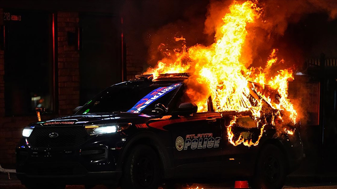 ABD'de sokaklar karıştı: Polis aracı ateşe verildi