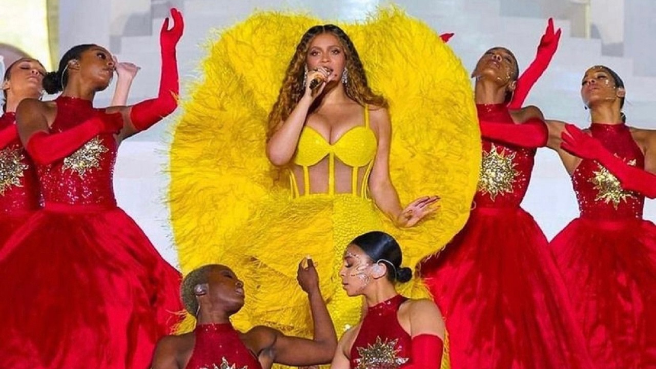 Beyonce Atalier Zuhra imzalı tüy detaylı sarı korse elbisesiyle (Fotoğraf: Instagram/AtalierZuhra)