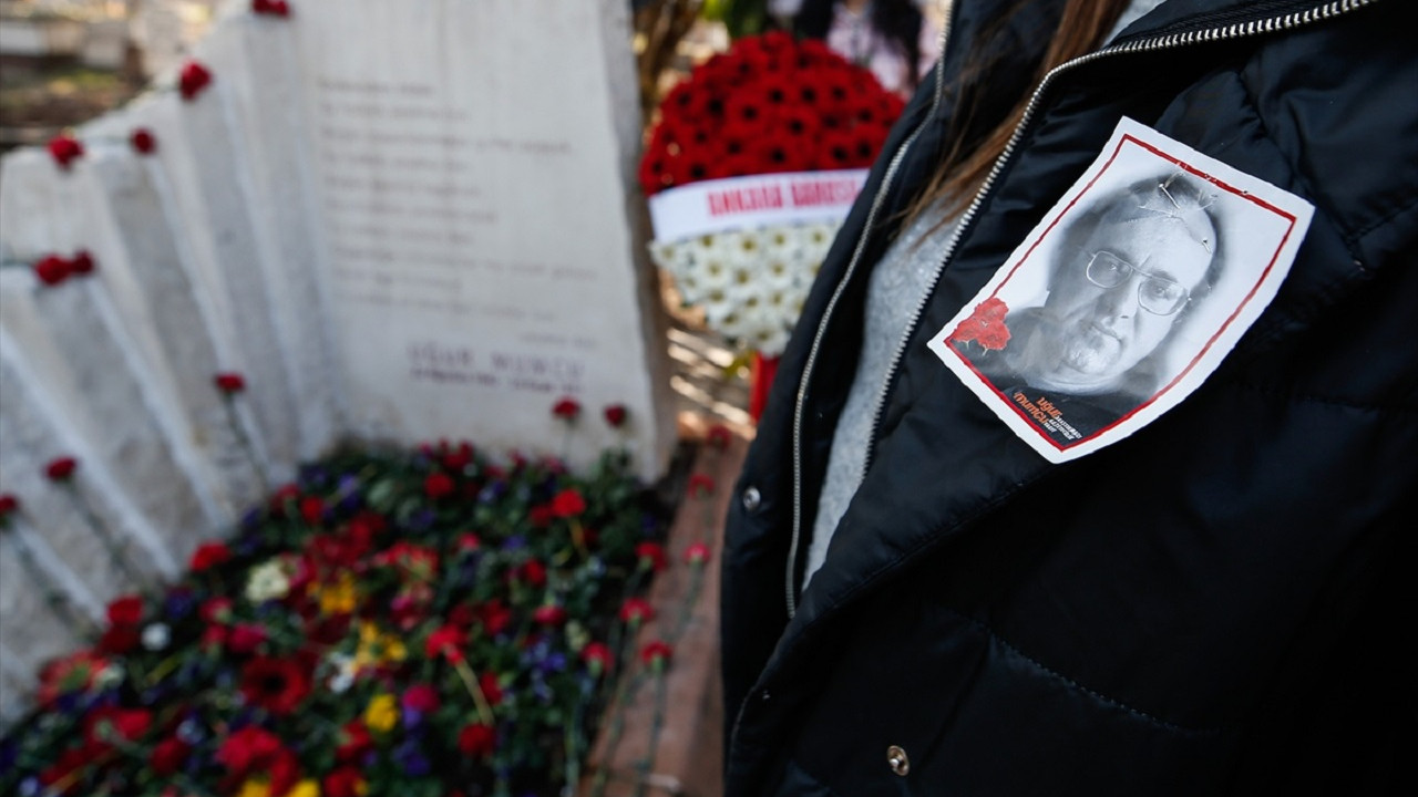 Gazeteci-yazar Uğur Mumcu ölümünün 30'uncu yılında mezarı başında anıldı