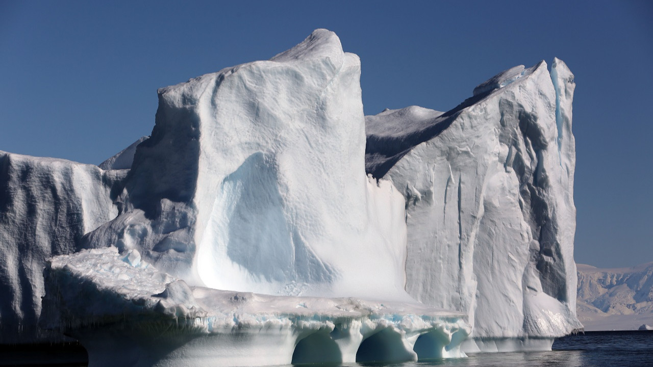 Antarktika'dan devasa büyüklükte buz dağı koptu