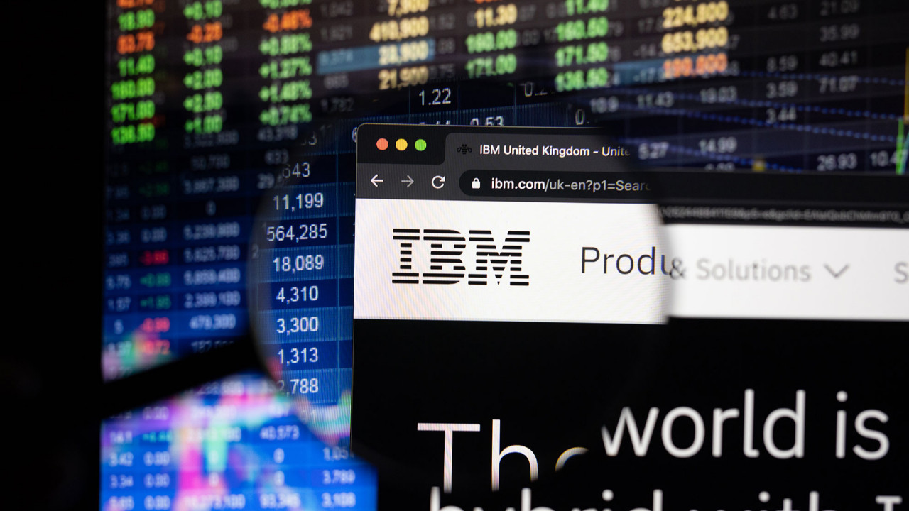 IBM'nin geliri geçen yılın son çeyreğinde yatay seyretti