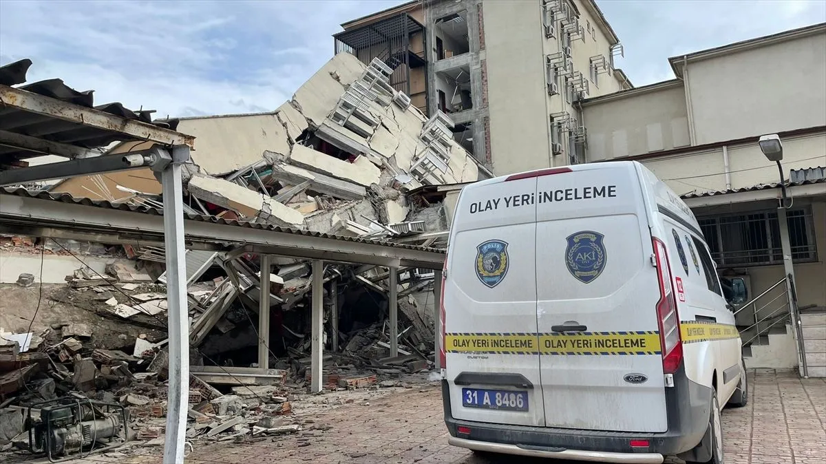 İskenderun Devlet Hastanesi'nde arama kurtarma çalışması sürüyor