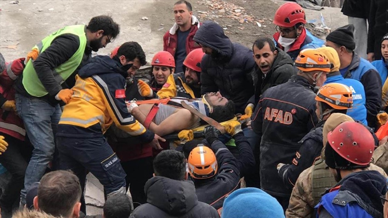 Diyarbakır'da yıkılan binadan yaklaşık 11 saat sonra 1 kişi kurtarıldı