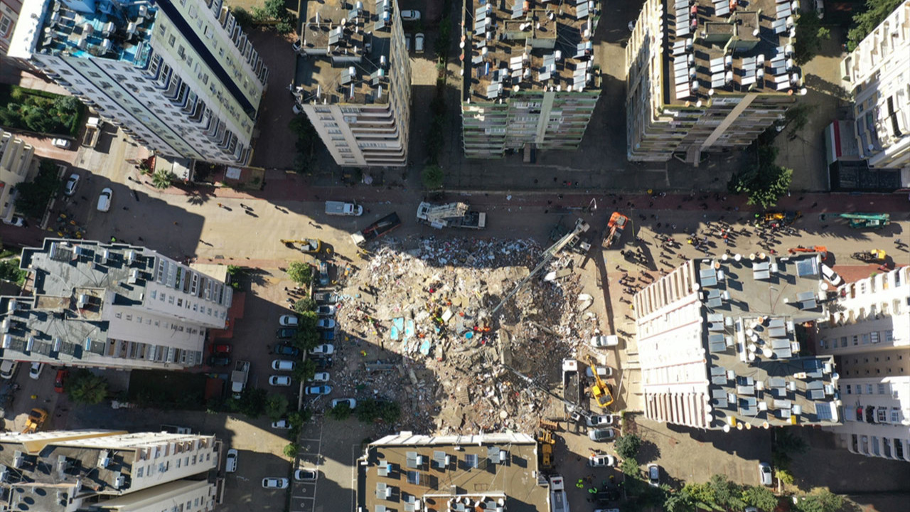 Kahramanmaraş'ta 7,7 büyüklüğünde deprem: 1498 kişi hayatını kaybetti