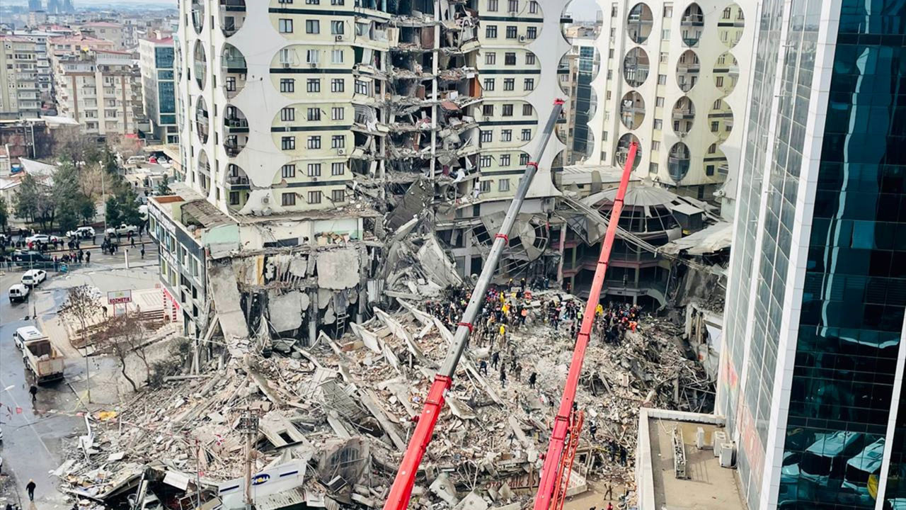 Son deprem Galeria İş Merkezi'ni bir kere daha vurdu