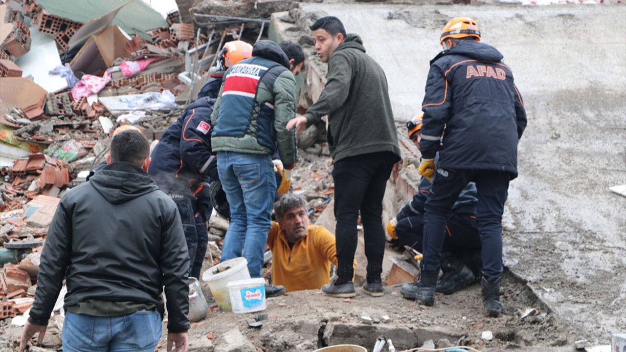 Yüzlerce mobil baz istasyonu deprem bölgesine yönlendirildi