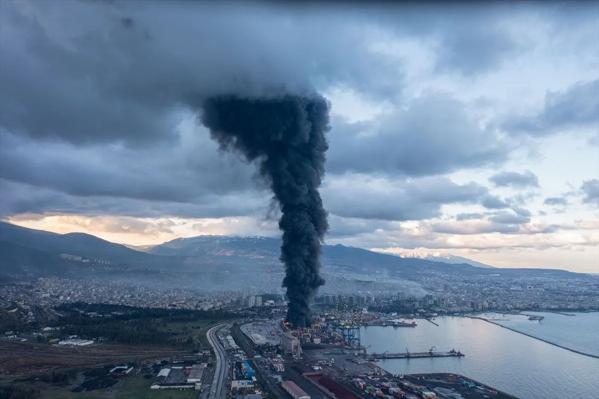 İskenderun Limanı'nda yangın sürüyor: Yangın dronla da görüntülendi