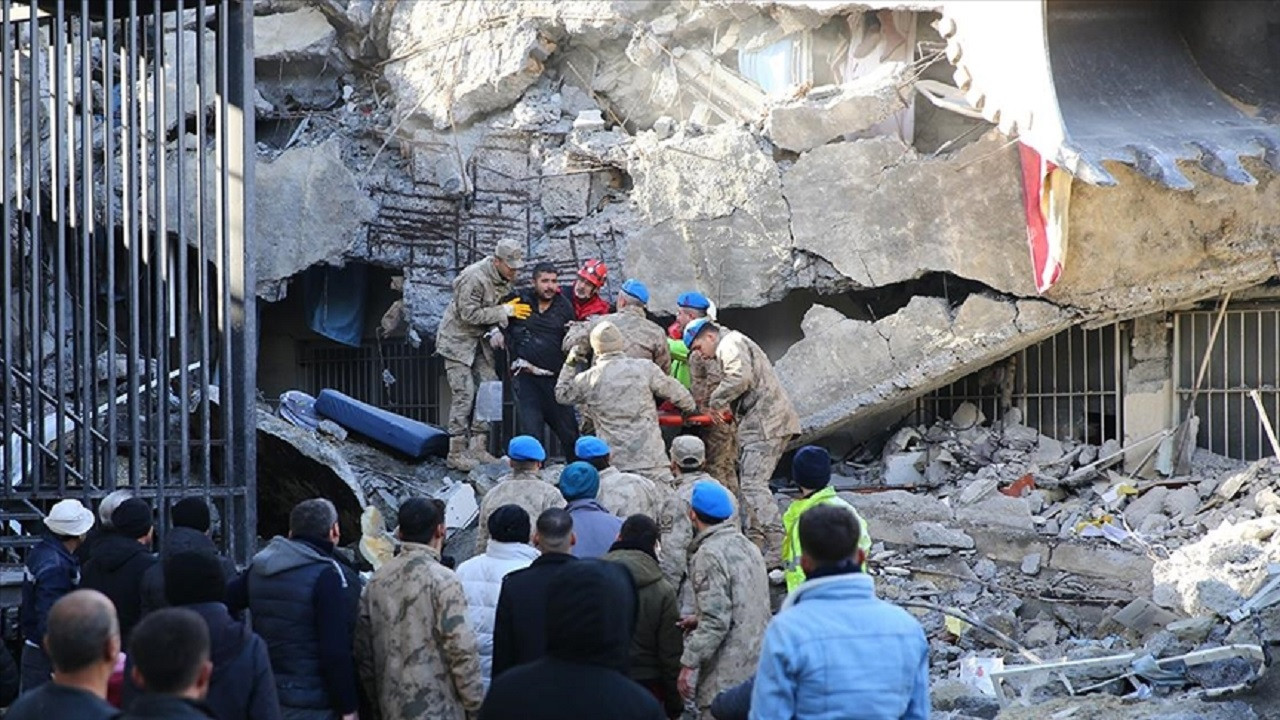 Deprem bölgesindeki çalışmalara yaklaşık 23 bin polis, jandarma ve sahil güvenlik personeli katılıyor