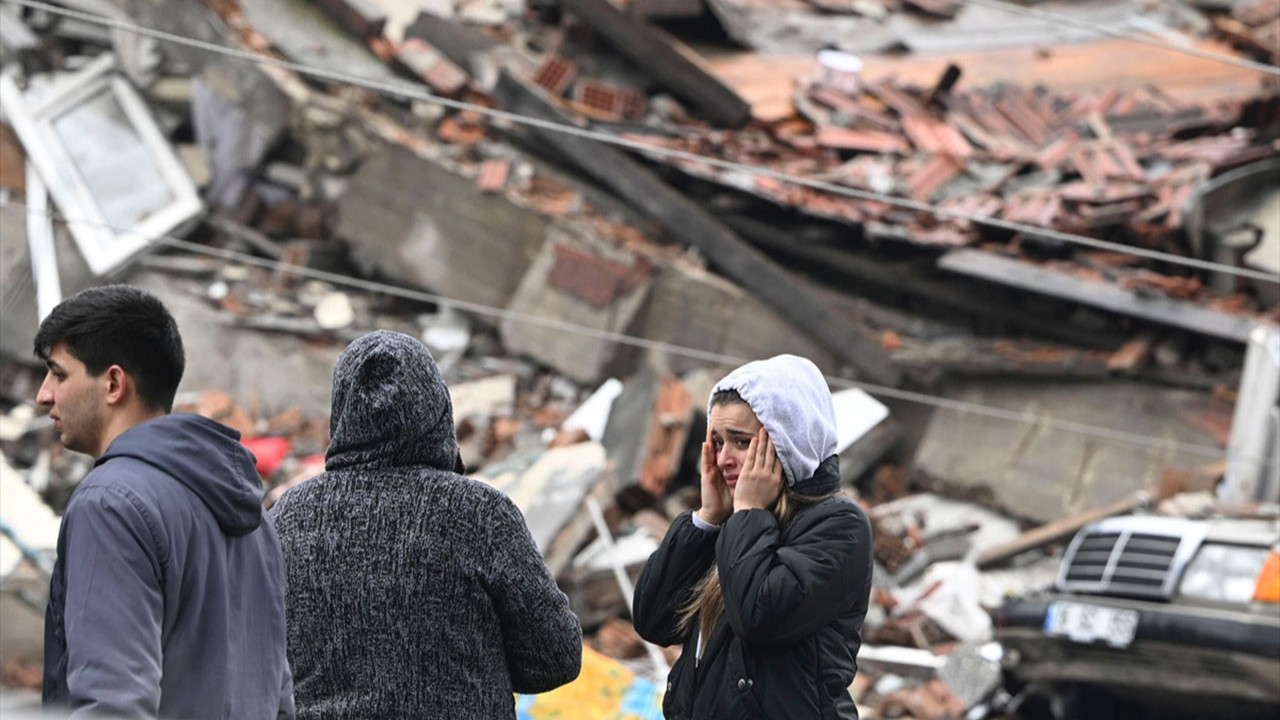 Depremde hayatını kaybedenlerin sayısı 3 bin 381'e ulaştı