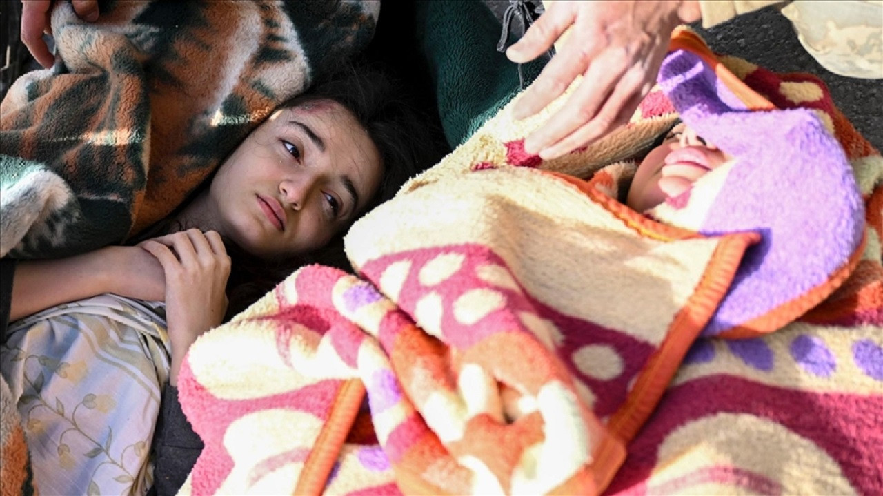 Hatay'da anne ve iki kızı depremden 33 saat sonra enkazdan kurtarıldı