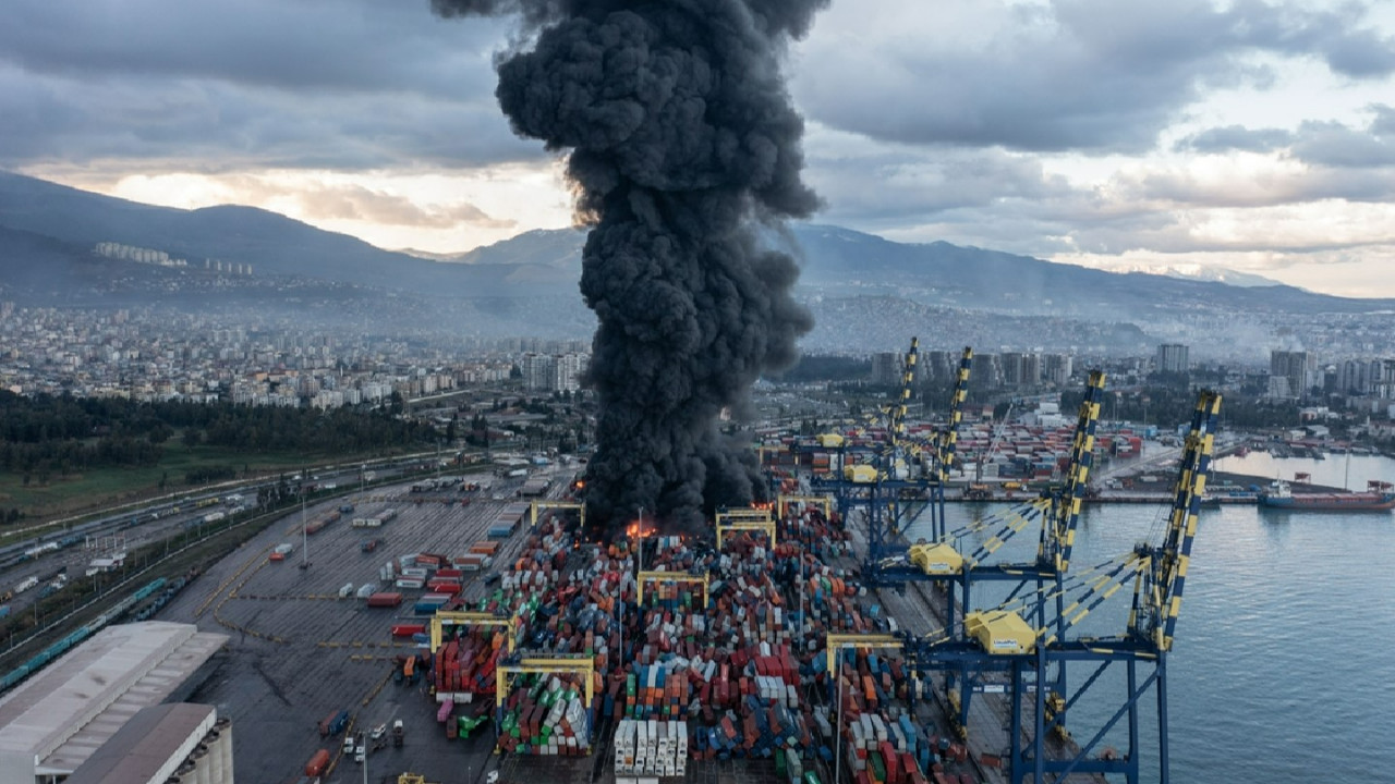İskenderun Limanı'nda yangın sürüyor: Yangın dronla da görüntülendi