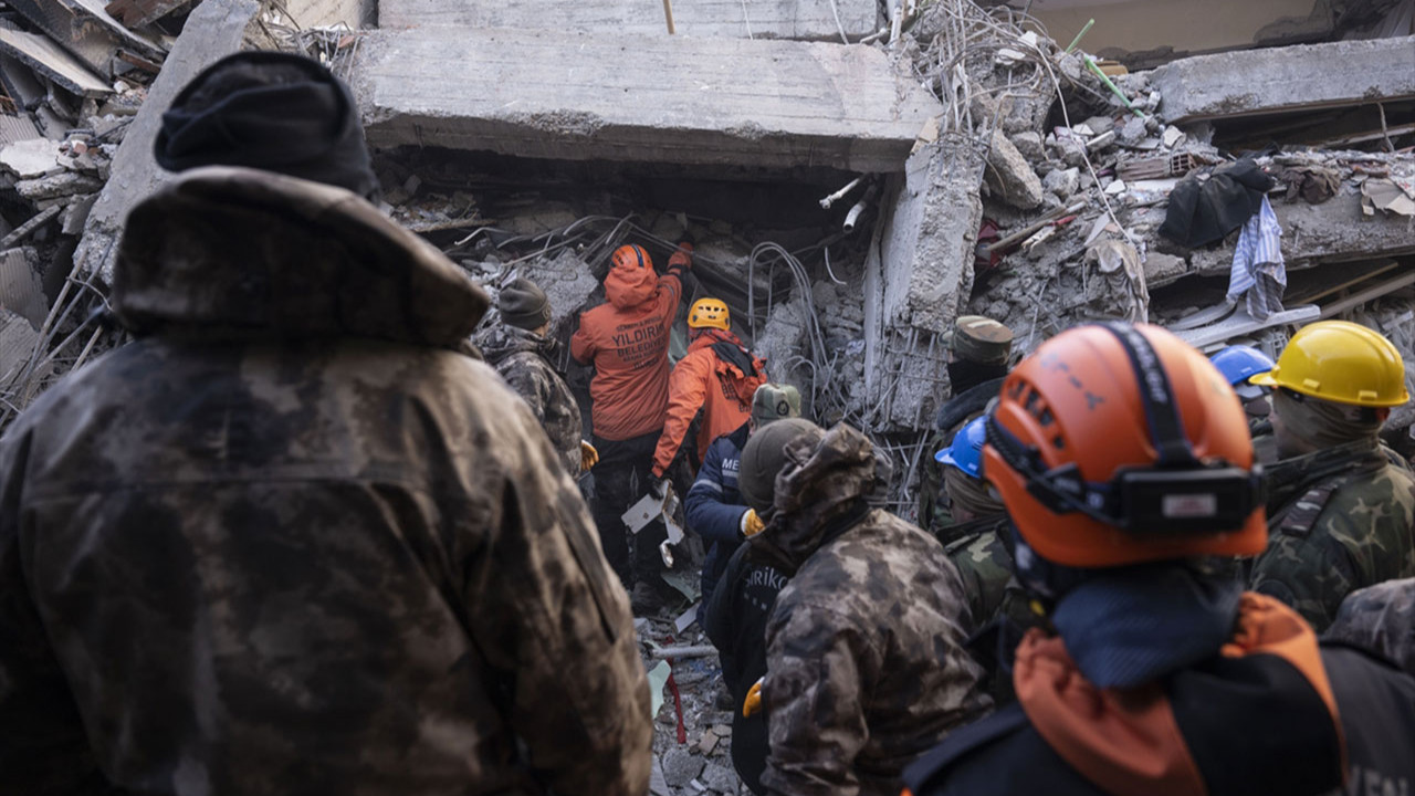 Kahramanmaraş depreminde 3. gün: Can kaybı 6 bin 957 'ye yükseldi