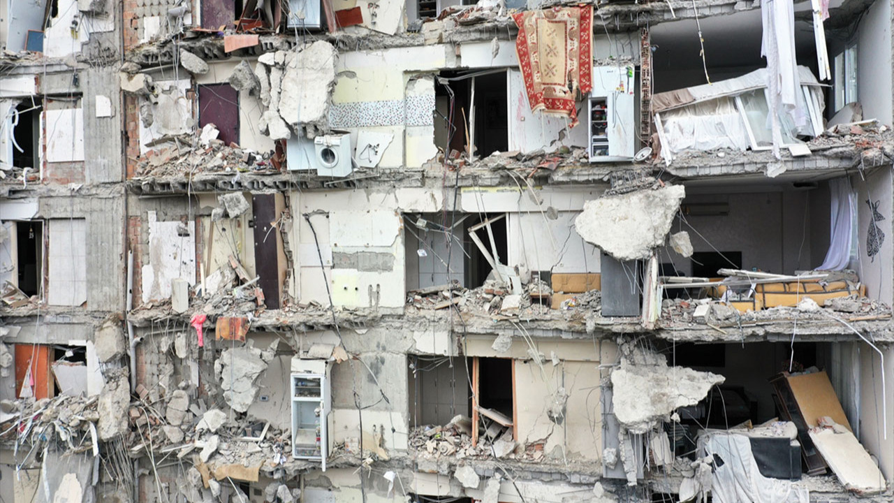 Depremde can kaybı 14 bin 351'e yükseldi